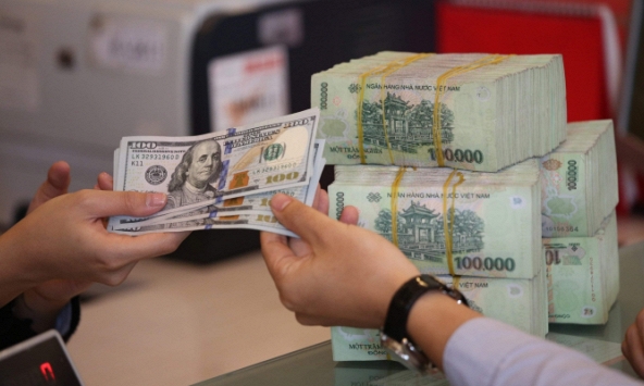 Giá USD ngân hàng chính thức lên 24.000 đồng