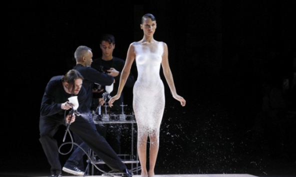 Chiếc váy của Bella Hadid và sự nâng tầm của thời trang digital