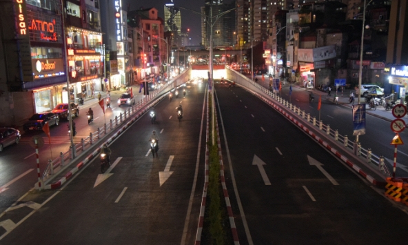 Hầm chui Lê Văn Lương ngày đầu thông xe, ùn tắc giảm đáng kể