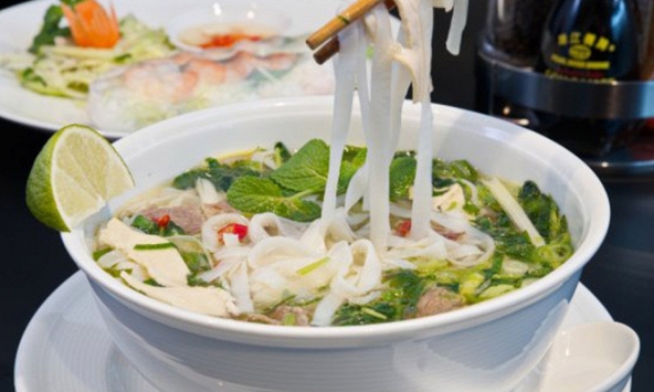 Tranh cãi về việc vắt chanh vào phở đang nóng hổi: ý kiến của chuyên gia Việt?