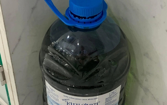 Bác sĩ ở TPHCM được bệnh nhân tặng... 10 lít xăng