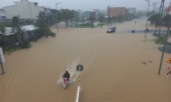 Miền Trung bị ngập lụt nghiêm trọng vì mưa lũ