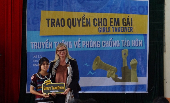 Hai nữ sinh dân tộc Pa Cô và Vân Kiều được trao quyền Đại sứ Thụy Điển