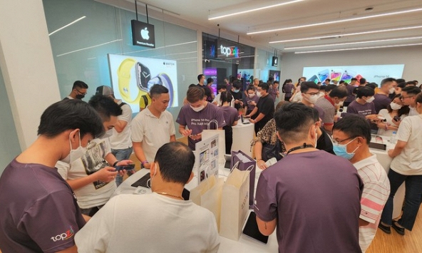 Khách hàng xếp hàng từ 12 giờ để mua iPhone 14 