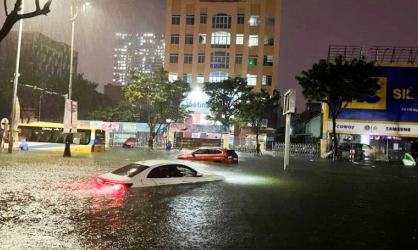 Xót xa nhiều người dân Đà Nẵng kêu cứu suốt đêm khi thành phố ngập sâu trong biển nước