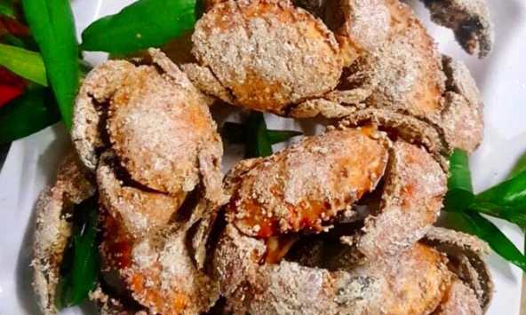 Lưu luyến vị mằn mặn của cua đá rang muối Cà Mau