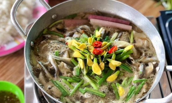 Lẩu cá linh bông điên điển chuẩn vị miền Tây