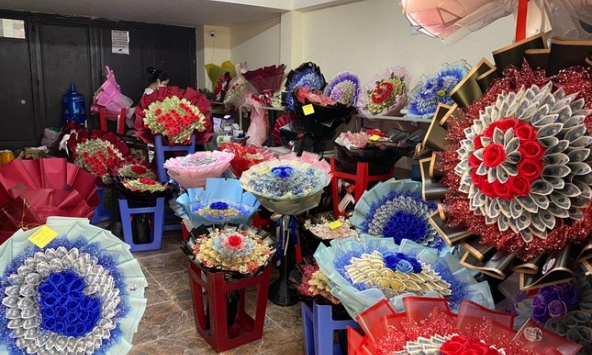 Xu hướng tặng hoa bằng tiền thật 20/10: 'Tối thiểu chục triệu đồng trở lên, không nhận ít hơn'