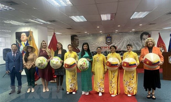 Giới thiệu áo dài truyền thống của Việt Nam tại Venezuela