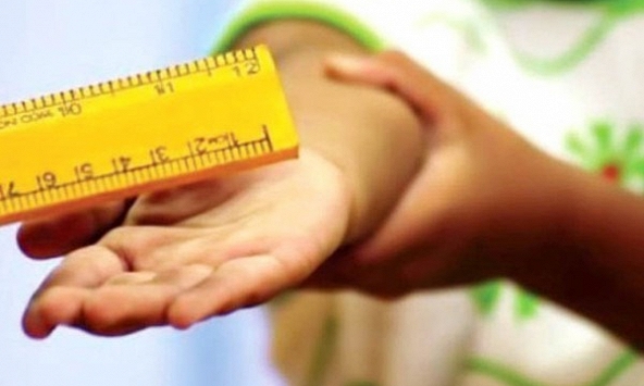 Thầy giáo bị tố đánh học sinh 50 cây, 'cho nợ 60 cây' bị đình chỉ