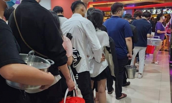 Chương trình  'ăn bắp rang bằng xô' của Lotte bị phản ứng vì lãng phí thực phẩm