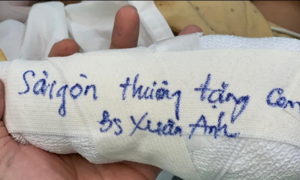 Em bé Hà Giang được bác sĩ Sài Gòn 'tặng' cánh tay 