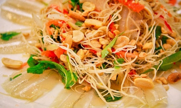 Gói trọn hồn biển trong gỏi cá mai Ninh Thuận