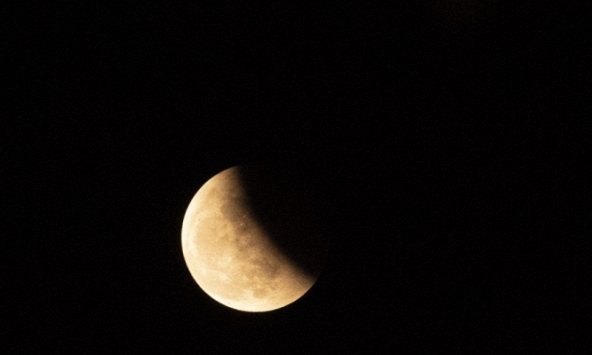 Những khoảnh khắc của nguyệt thực toàn phần tại Hà Nội