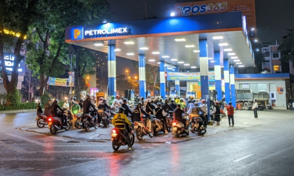 Khan hiếm xăng đã xuất hiện ở nhiều tỉnh trước thời điểm điều chỉnh giá chiều nay, 11/11