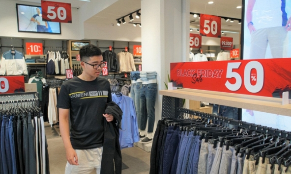 Hà Nội: Nhiều hàng hóa giảm tới 80% trong dịp Black Friday năm nay