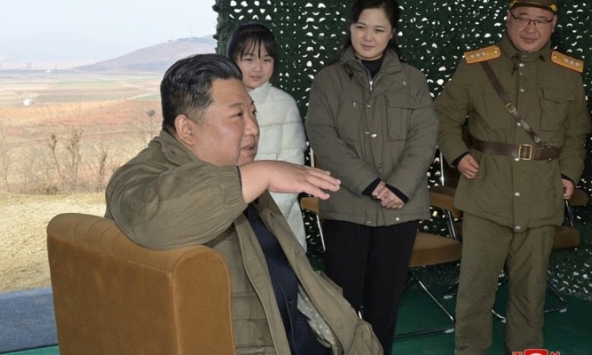 Lãnh đạo Triều Tiên Kim Jong Un dẫn con gái đi thị sát bãi phóng tên lửa