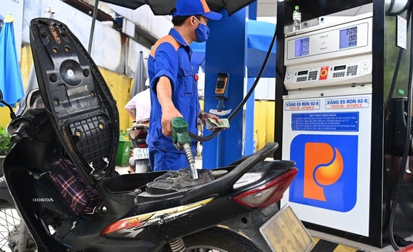 Giá xăng giảm nhẹ từ 40-80 đồng/lít 