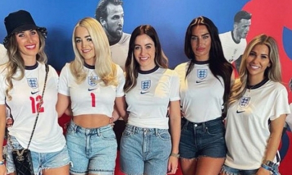 WAG của các cầu thủ đang ứng phó với quy tắc ăn mặc khắt khe ở Qatar như thế nào?