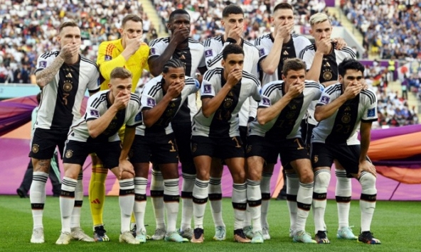 Vì sao đội tuyển Đức đồng loạt che miệng khi chụp ảnh?