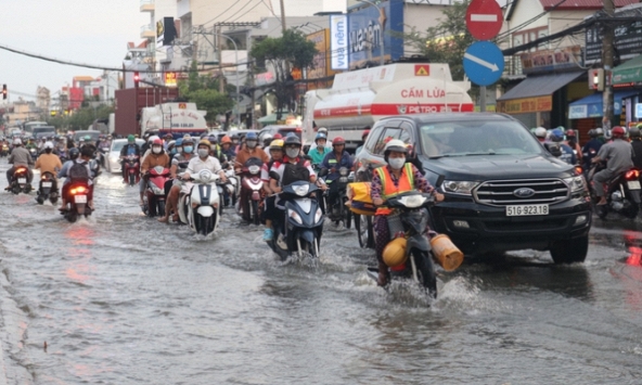 Miền Bắc nóng bất thường giữa mùa đông, TP.HCM bắt đầu đợt triều cường lớn