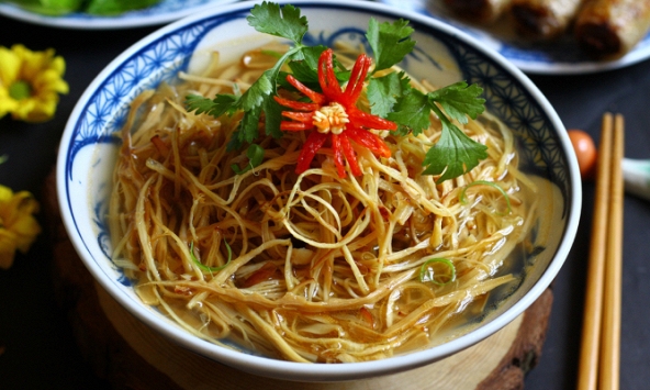 “Lên rừng, xuống biển” với canh măng mực Bát Tràng