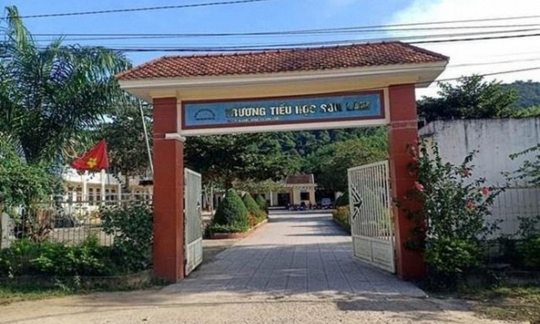 Vụ phụ huynh vác dao làm loạn vì con chưa đóng tiền BH: Thầy hiệu trưởng rút đơn tố cáo