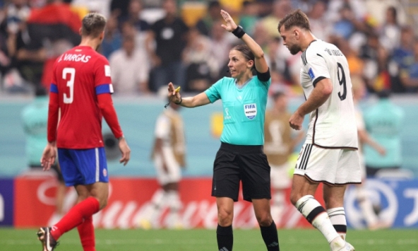 Nữ trọng tài đầu tiên của World Cup nam