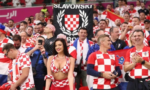 Nữ cổ động viên nữ Croatia gây sốt tại World Cup
