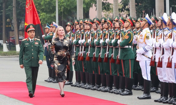 Nữ bộ trưởng Bộ Quốc phòng Czech thăm Việt Nam