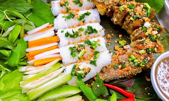 Ngon miệng với cá lóc cuốn bánh hỏi