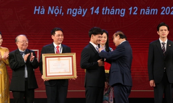 NSƯT Xuân Bắc nhận Huân chương Lao động hạng Ba