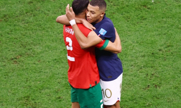 Kylian Mbappe ôm Hakimi động viên sau thất bại