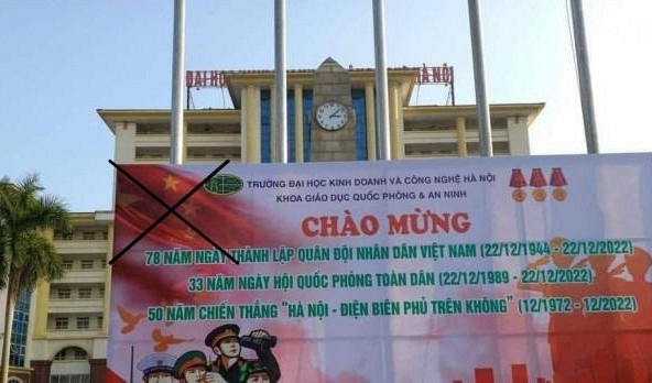 Đình chỉ 2 cán bộ trường đại học vụ in pano có cờ Trung Quốc