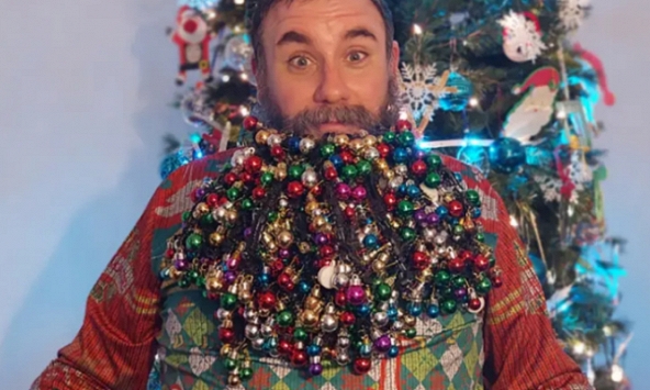 Người đàn ông lập kỷ lục Thế giới với bộ râu làm bằng hơn 700 đồ Giáng sinh