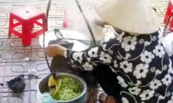 Xử phạt người bán rong 'đổ nước ăn thừa của khách vào nồi để bán tiếp’