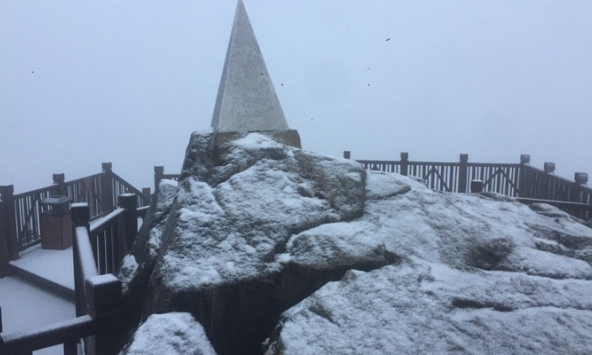 Không khí lạnh tràn về miền Bắc, tuyết phủ trắng đỉnh Fansipan