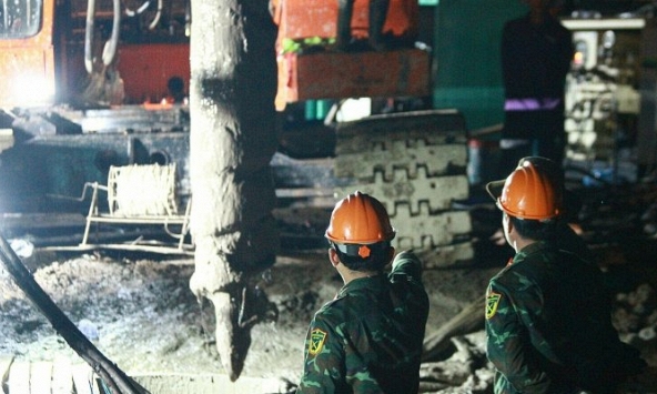 Bé trai rơi xuống ống cọc bê-tông đã tử vong 