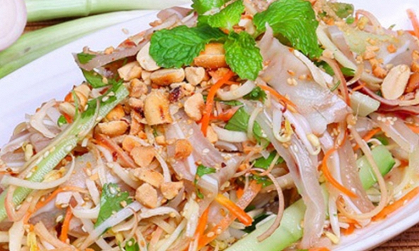 Món ngon mỗi ngày: Chống ngán với nộm tai heo xoài xanh giòn sần sật