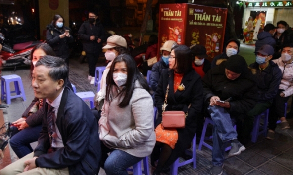 Người dân xếp hàng từ sáng sớm, co ro dưới tiết trời 11 độ chờ đợi mua vàng ngày Vía Thần Tài