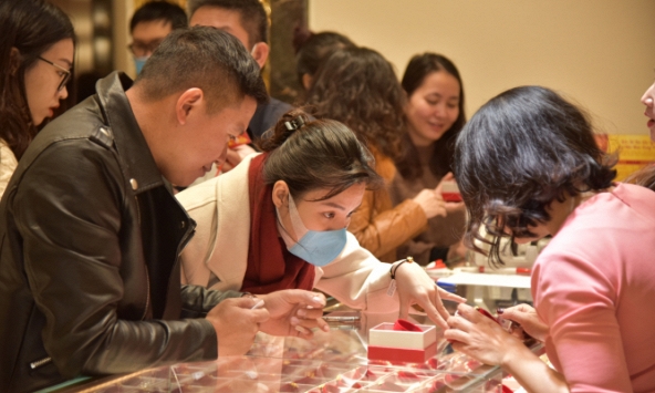 Người dân Hà Nội nhộn nhịp mua vàng ngày vía Thần Tài