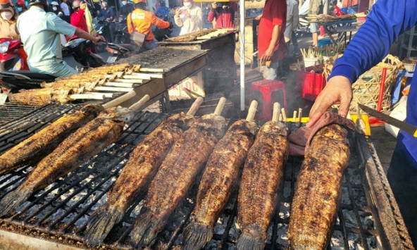 Tại sao người miền Nam cúng cá lóc ngày vía Thần Tài?