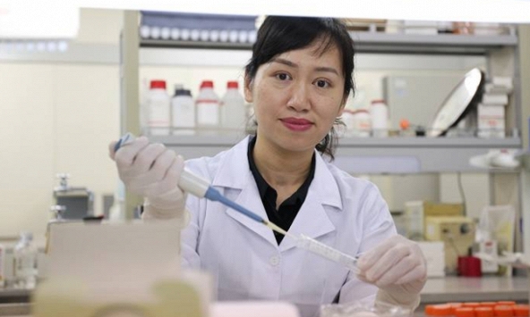 Nữ Phó Giáo sư đam mê chống dịch bệnh truyền nhiễm