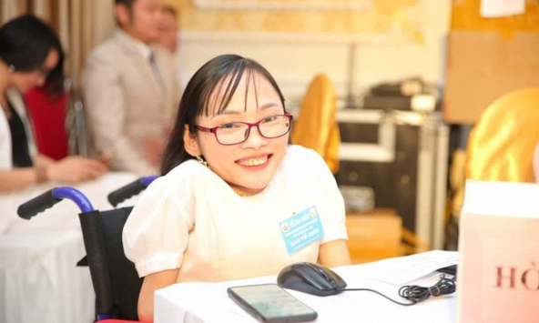 Cô gái xương thủy tinh và nghị lực sống phi thường, mở lớp học miễn phí cho học trò nghèo