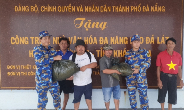 Vùng 4 Hải quân kịp thời hỗ trợ lương thực, nước ngọt cho ngư dân
