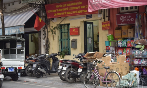 Vỉa hè Hà Nội: Cổng trụ sở công an cũng bị lấn chiếm