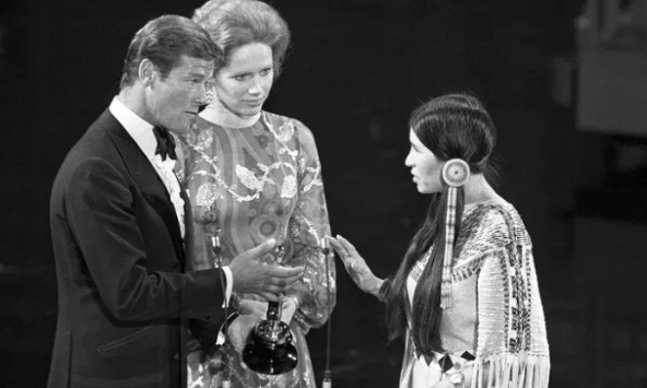 Diễn viên da đỏ vượt lên sự kì thị và bạo hành từ chính cha ruột, từ chối tượng vàng Oscar