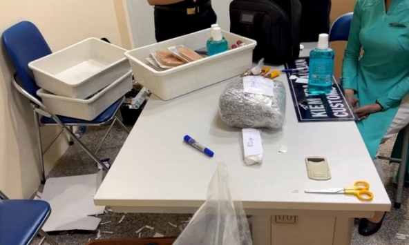 Khám xét nơi ở của 4 nữ tiếp viên mang 11,4kg ma túy