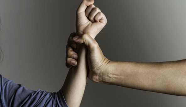 Bạo lực gia đình: 'Sẽ thật tốt nếu bạn lên tiếng, bởi cuộc sống của ai đó đang gặp nguy hiểm”