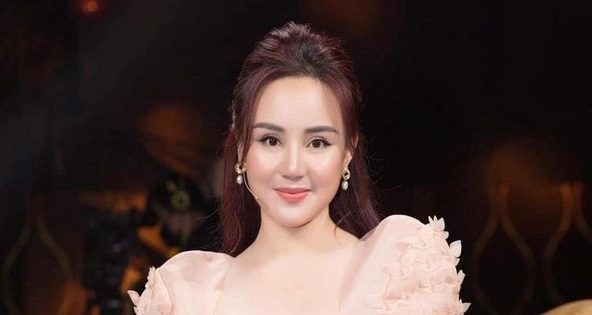 Công an TP HCM triệu tập ca sĩ Vy Oanh theo đơn tố cáo của con trai bà Nguyễn Phương Hằng